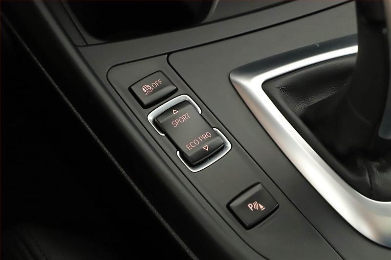 BMW Řada 1 (2016) M140i xDrive - fotka 17 z 20