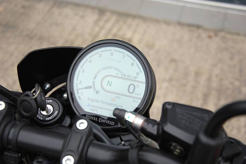 Royal Enfield (2026) Guerrilla 450 Apex Black - fotka 19 z 25