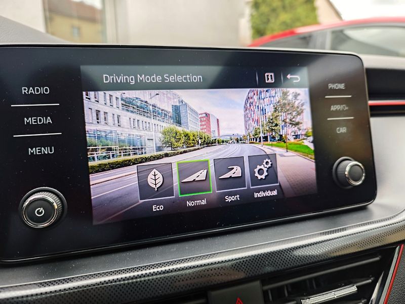 Škoda Scala (2021) 1.5 TSi Monte Carlo 110kW DPH - fotka 32 z 49
