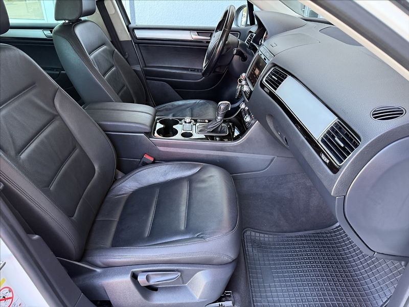 Volkswagen Touareg 3,0 TDI kůže,tažné,po servisu! - fotka 12 z 24