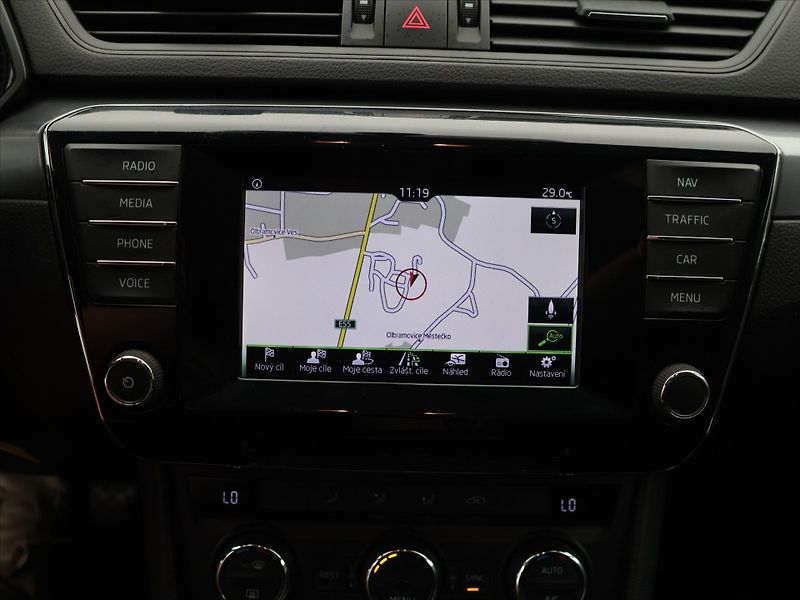 Škoda Superb 1,6 TDI 88kW Aut.klima Tažné - fotka 17 z 19