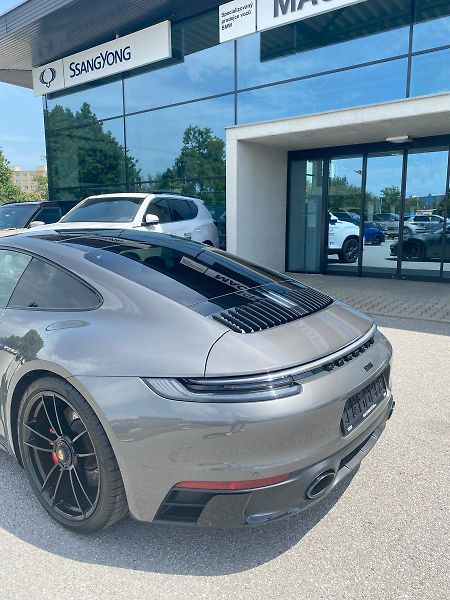 Porsche 911 (2024) Carrera 4 GTS Panorama - fotka 11 z 32