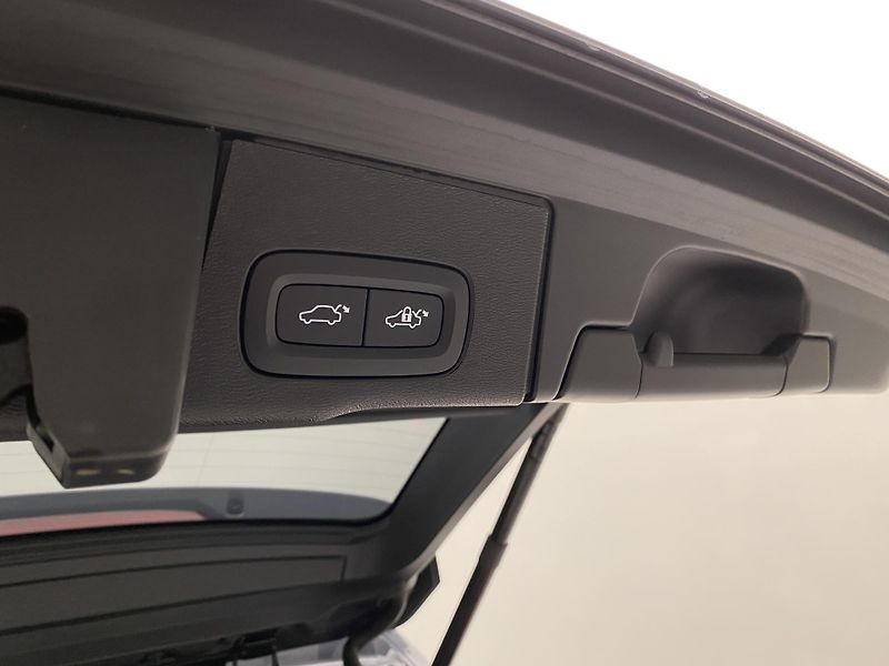 Volvo XC60 B4 AWD DARK PLUS AUT  - fotka 32 z 53
