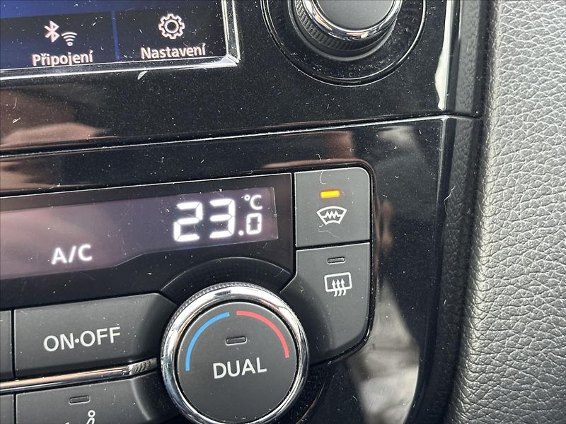 Nissan Qashqai 1,3 DIG-T Tekna PANORAMA TAŽNÉ - fotka 25 z 49
