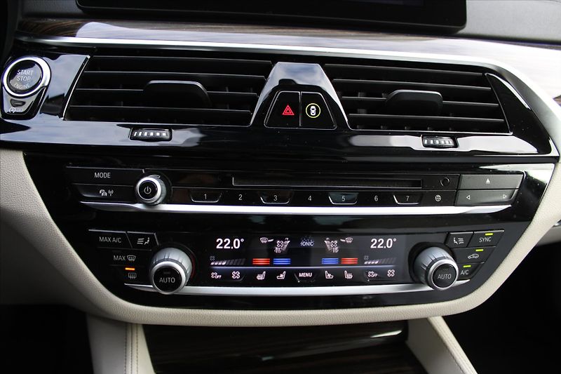 BMW Řada 5 540i xDrive 250kW LUXURY ČR - fotka 28 z 35