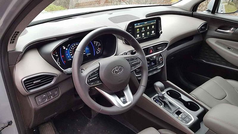 Hyundai Santa Fe vsadilo na nápadný design. Uveze až sedm cestujících.