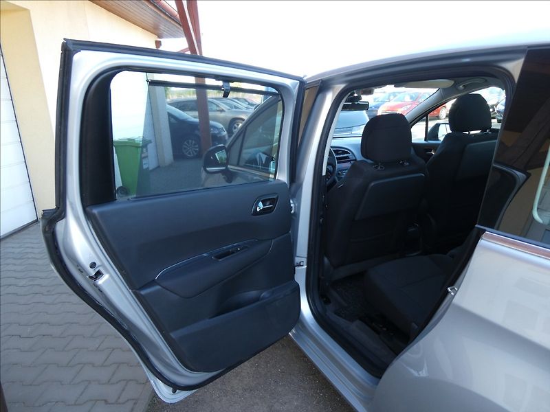 Peugeot 5008 1,6 16V 115kW Panorama,po serv - fotka 22 z 44