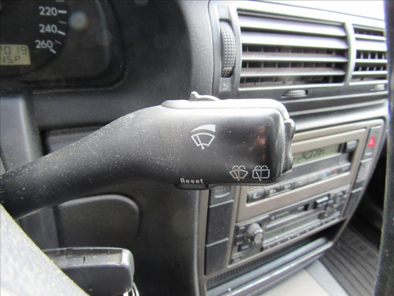 Volkswagen Passat 1,6 i 74kW Combi - fotka 17 z 24