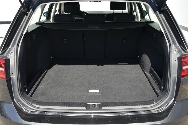 Volkswagen Passat 1.6TDi LED NAVIGACE TAŽNÉ - fotka 12 z 28