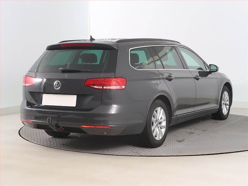 Volkswagen Passat (2015) 1.6 TDI, Navi, Tempomat - fotka 5 z 17