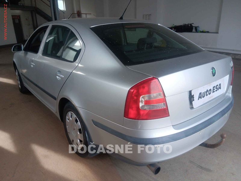 Škoda Octavia (2004) 1.6MPi, AC, park.čidla - fotka 2 z 3
