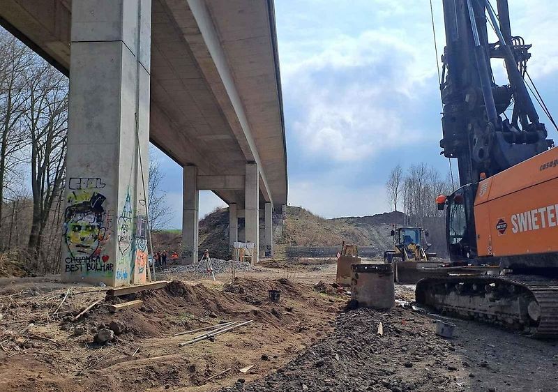 Ve Slaném-Kvíci musí výstavbě nového dálničního mostu ustoupit domy i některé zahrádky s chatkami.