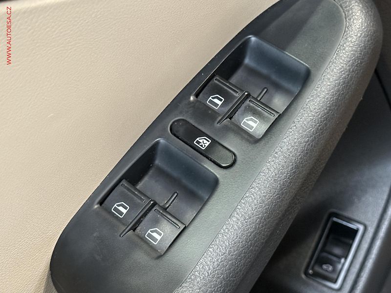 Volkswagen Jetta (2012) 1.4TSi, AC, výhřev sed - fotka 14 z 19