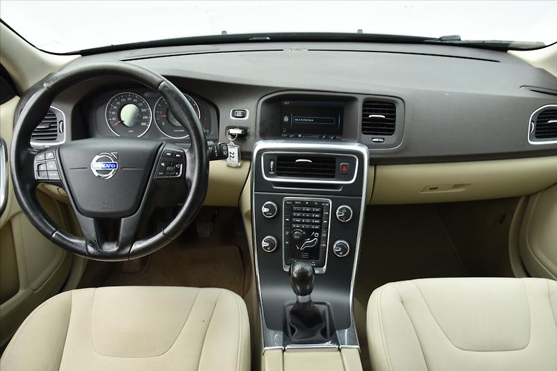 Volvo V60 D3 120kW SERVISNÍ KNIHA TAŽNÉ - fotka 12 z 20