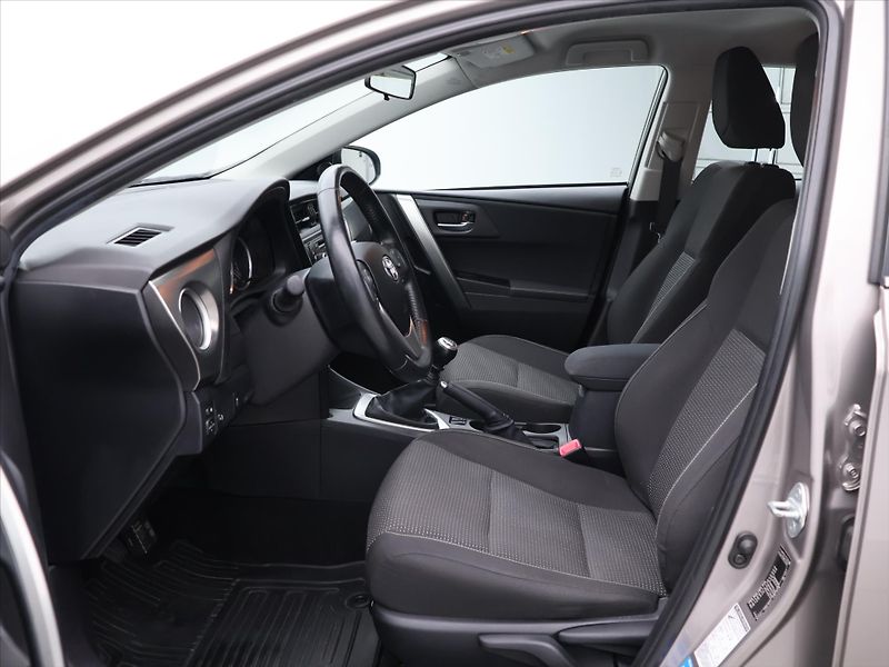 Toyota Auris 1,6 i 97kW Serv. Kniha - fotka 11 z 25