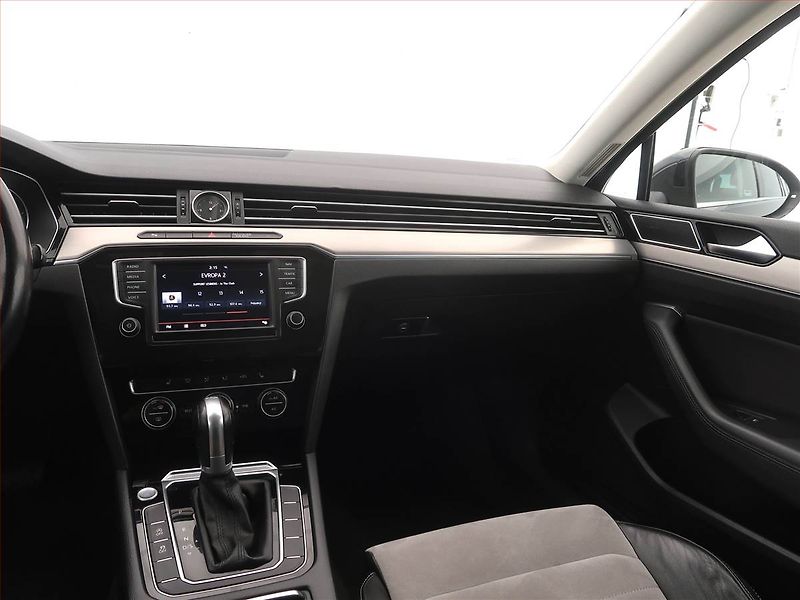 Volkswagen Passat (2015) 2.0 TDI, Automat, Serv.kniha - fotka 8 z 17