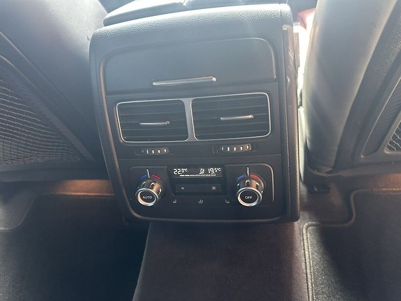 Volkswagen Touareg 3.0 V6 TDi BlueMotion - fotka 30 z 35