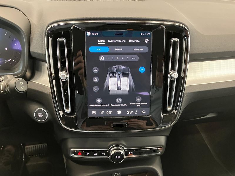 Volvo XC40 B3 FWD Plus Dark AT7 - fotka 28 z 39
