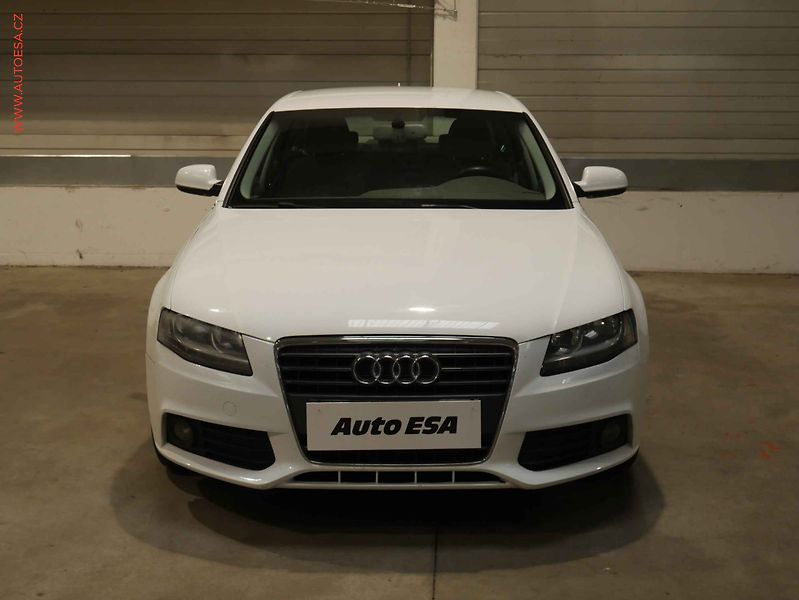 Audi A4 (2009) 2.0 TDi, 1.maj, AC, park - fotka 2 z 16