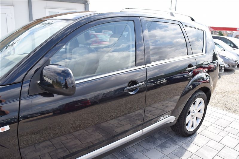 Mitsubishi Outlander 2,2 d 115KW TAŽNÉ 7MÍST 4X4 - fotka 8 z 51
