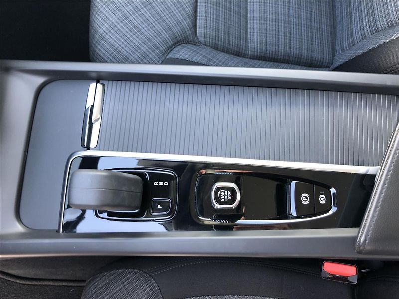 Volvo XC60 2,0 AWD MOMENTUM PRO  B4 - fotka 22 z 27