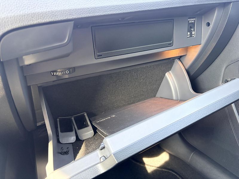 Škoda Superb 2.0TDI DSG MATRIX CANTON - fotka 34 z 59