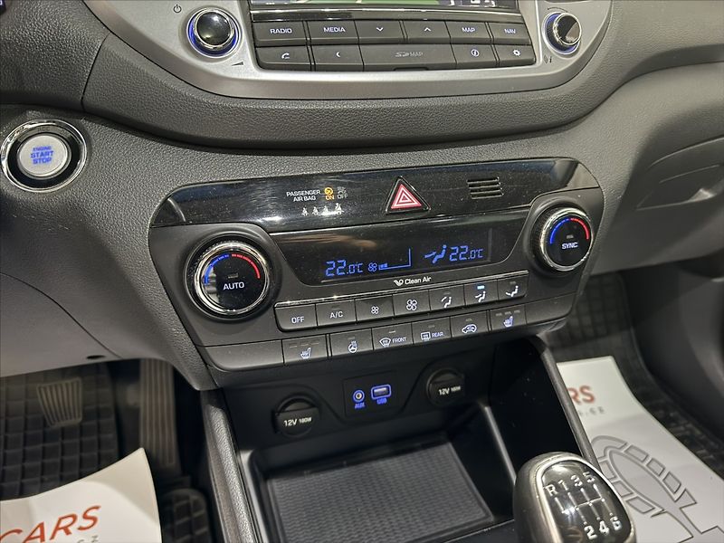 Hyundai Tucson 2,0   CRDI 4X4 STYLE PANO - fotka 18 z 40