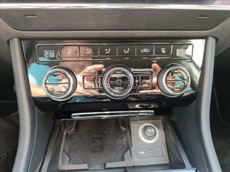 Škoda Superb 2,0 TDi, DSG Laurin & Klement - fotka 18 z 25