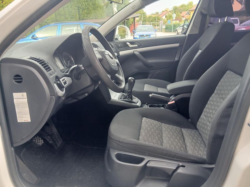 Škoda Octavia 1.6i KLIMA - fotka 11 z 32
