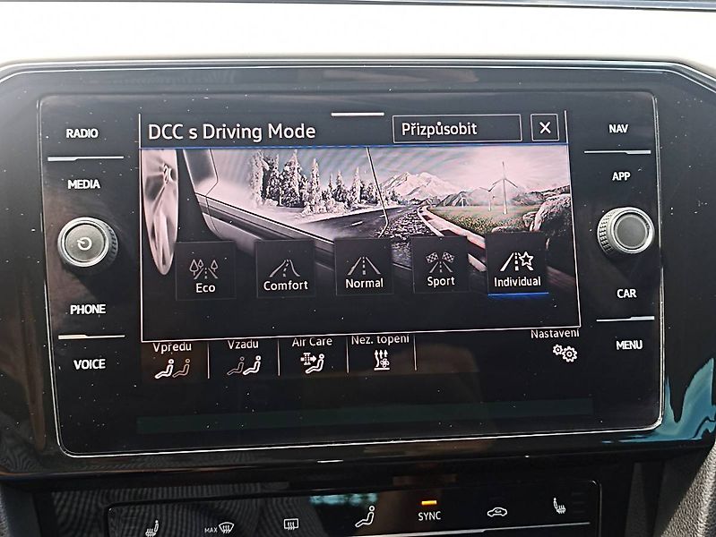 Volkswagen Passat (2023) 2.0 TDI 4x4 147kW Webasto Tažn - fotka 31 z 35