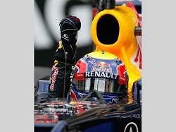 Mark Webber se raduje z triumfu ve Velké ceně Monaka.