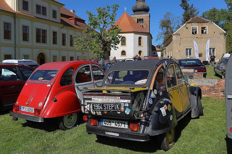 Jarní koulení - sraz automobilů a příznivců značky Citroën na zámku ve Svojšíně na Tachovsku.