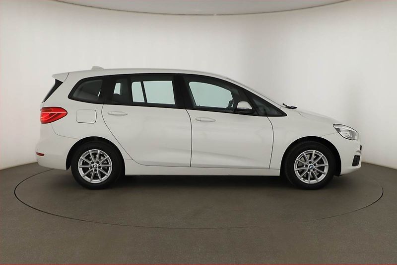 BMW Řada 2 (2016) 218i Gran Tourer, Automat - fotka 6 z 13