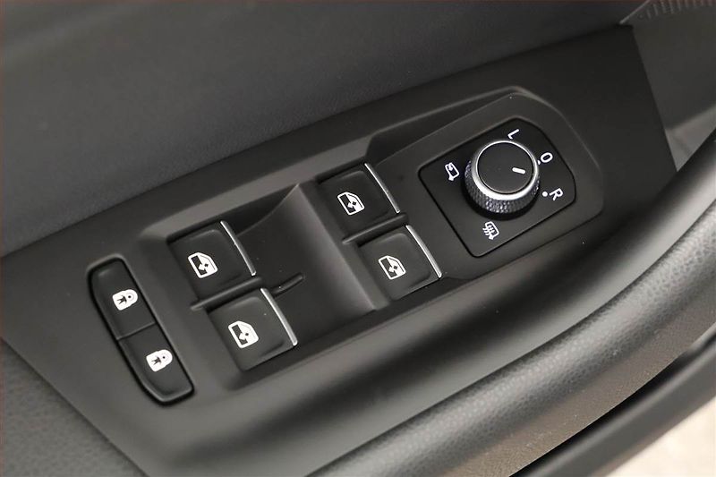 Volkswagen Touareg (2022) 3.0 TDI - fotka 9 z 21