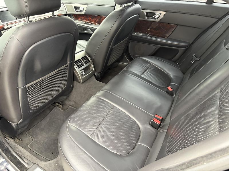 Jaguar XF (2010) 3.0 V6D - fotka 26 z 28