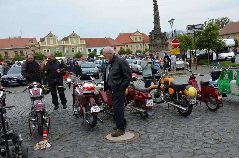 Veteránský závod odstartoval ve Velvarech na náměstí. Cíl byl na náměstí ve Slaném.