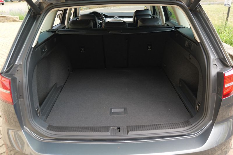 Volkswagen Passat 1.8 TSI 132kW DSG Matrix Kessy - fotka 34 z 35