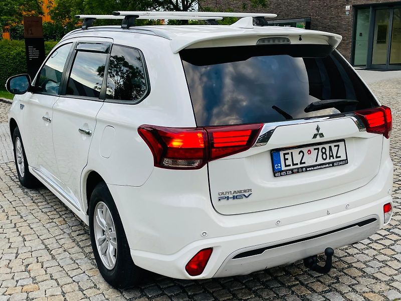 Mitsubishi Outlander 2.4i+HYBRID 4x4 SERVISKA TAŽNÉ - fotka 16 z 53