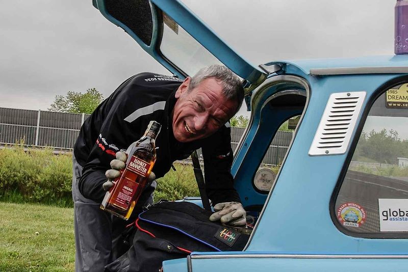 Všichni účastníci s vozy v cíli druhého ročníku Oldtimer Expressu, který mířil z Prahy do řeckých Atén.