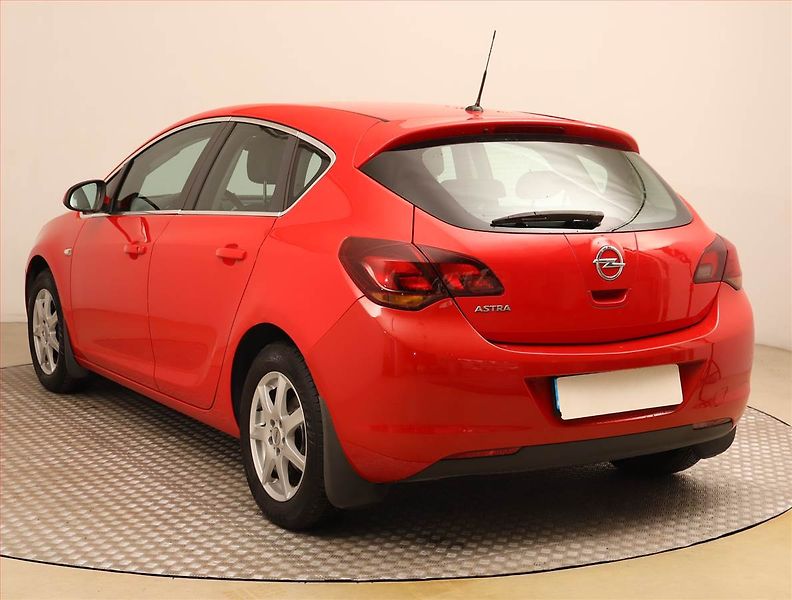 Opel Astra (2010) 1.4 16V, Tempomat - fotka 4 z 17