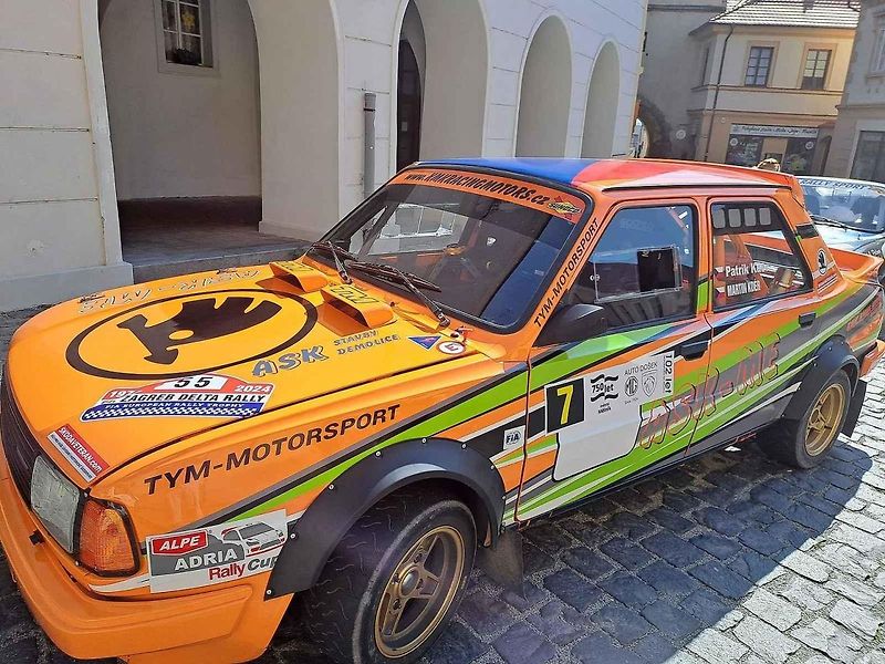 Přehlídku závodních aut a motocyklů pořádal Autoklub Mělník.