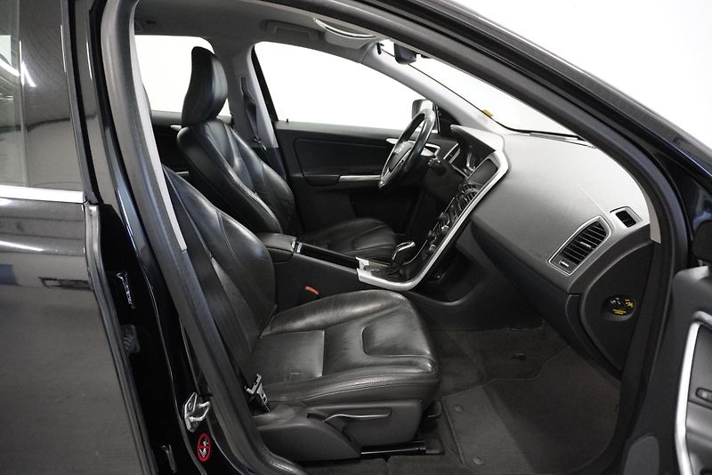 Volvo XC60 2,4 D5 AWD AUTOMAT - fotka 32 z 38