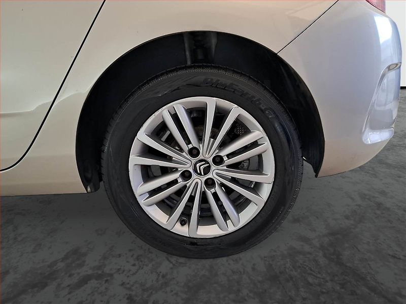 Citroën C4 (2012) 1.6 VTi, plně pojízdný - fotka 13 z 14