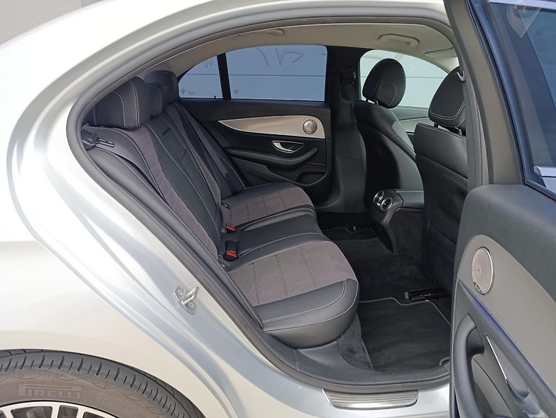 Mercedes-Benz Třídy E 220d 143kW 4MATIC ČR  - fotka 17 z 34