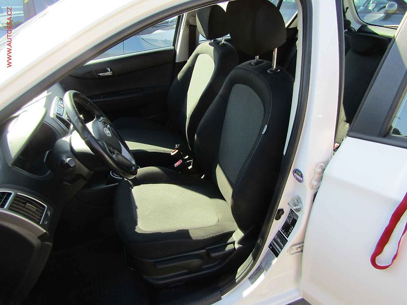Hyundai i20 (2013) 1.2i, ČR, servis.kniha, AC - fotka 9 z 19