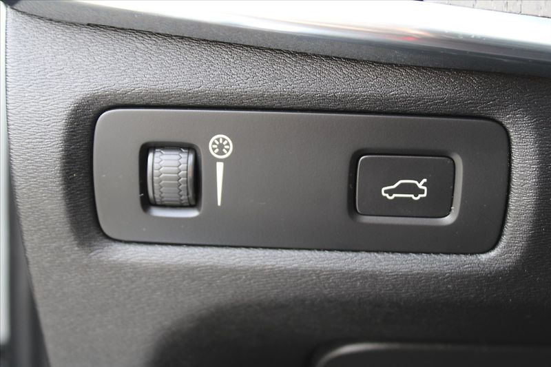 Volvo V90 2.0 B5 173kW AWD INSCRIPTION - fotka 28 z 30