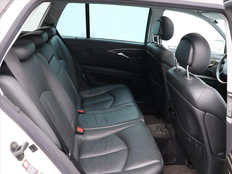 Mercedes-Benz Třídy E 3,2 E320 165kW AMG Paket - fotka 13 z 28
