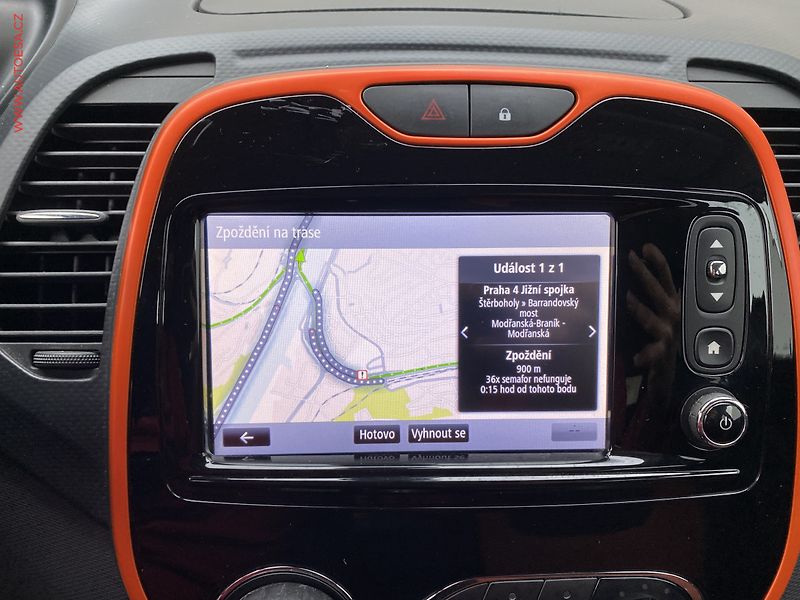 Renault Captur (2015) 1.2 TCe, Intense, AT, navi - fotka 16 z 17