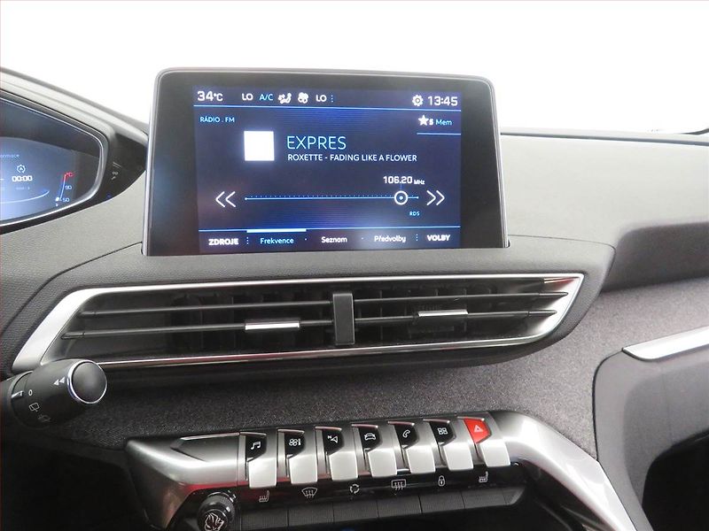 Peugeot 3008 (2018) Allure Pack 1.2 PureTech - fotka 12 z 16