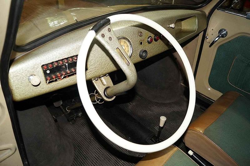 Počítalo se s tím, že to bude malé lidové vozítko za solidní peníze. Polské malé auto Mikrus MR-300, které se vyrábělo v letech 1957 až 1960.